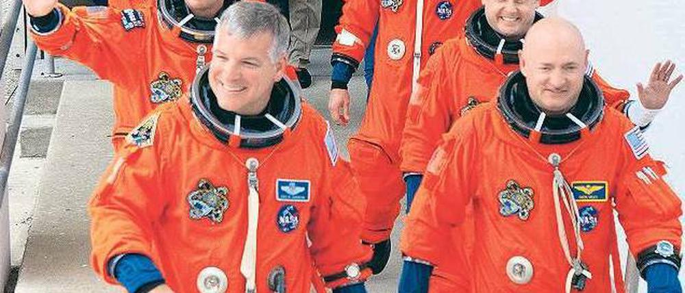 Zu früh gefreut. Die Crew der Endeavour mit Kommandant Mark Kelly (v. r.) auf dem Weg zum Shuttle. Foto: dpa