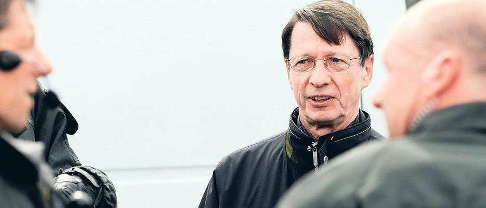 Unser Mann vor Ort. Innensenator Ehrhart Körting wird auch an diesem 1. Mai wieder mit Polizeiführern sprechen und im Lagezentrum vorbeischauen. 