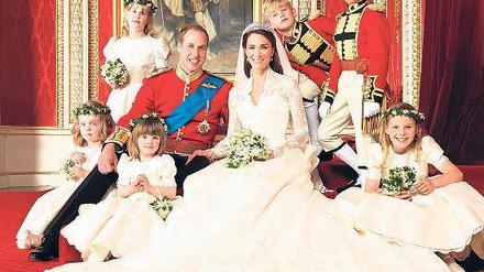 Es grüßen: Der Herzog und die Herzogin von Cambridge mit ihren Pagen und Brautjungfern. Auf ihrem offiziellen Hochzeitsbild, aufgenommen im Thronsaal von Buckingham Palace, präsentieren sich Kate und William gelöst und fröhlich. Auch das Brautkleid kommt besonders gut zur Geltung. Eine britische Schneiderei hat bereits eine Kopie des Kleides genäht. Die Nachfrage ist groß. Foto: Reutes