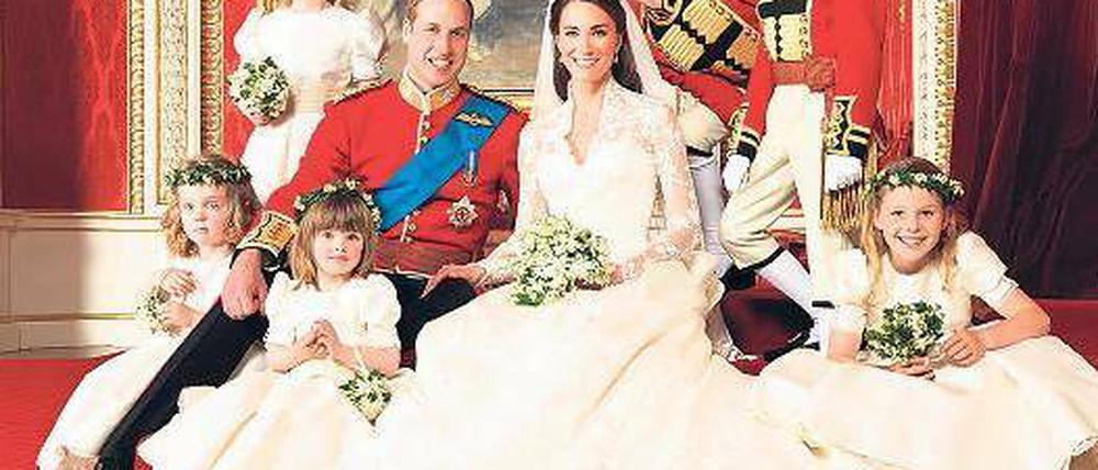 Es grüßen: Der Herzog und die Herzogin von Cambridge mit ihren Pagen und Brautjungfern. Auf ihrem offiziellen Hochzeitsbild, aufgenommen im Thronsaal von Buckingham Palace, präsentieren sich Kate und William gelöst und fröhlich. Auch das Brautkleid kommt besonders gut zur Geltung. Eine britische Schneiderei hat bereits eine Kopie des Kleides genäht. Die Nachfrage ist groß. Foto: Reutes