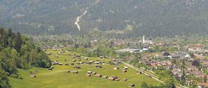 Nackte Kanonen. Das Panorama von Garmisch-Partenkirchen mit Schneewerfern.Foto: AFP