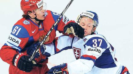 Ungesunde Härte. Die WM-Vorrunde hat den Slowaken weh getan, hier bekommt Peter Podhradsky eine russische Faust zu spüren. Foto: AFP
