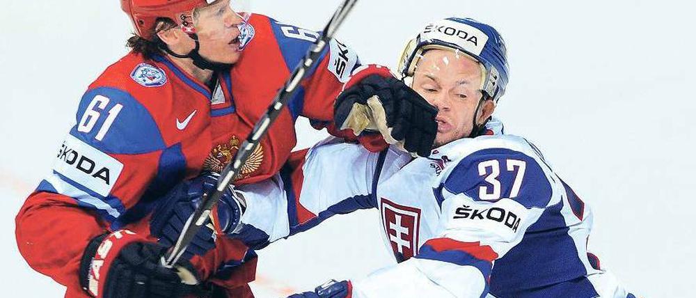 Ungesunde Härte. Die WM-Vorrunde hat den Slowaken weh getan, hier bekommt Peter Podhradsky eine russische Faust zu spüren. Foto: AFP