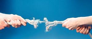 Zerreißprobe. Bei Streitereien kommen die Parteien oft nicht weiter. Ein neutraler Dritter kann dazu beitragen, einen Ausweg zu finden. Foto: Fotex