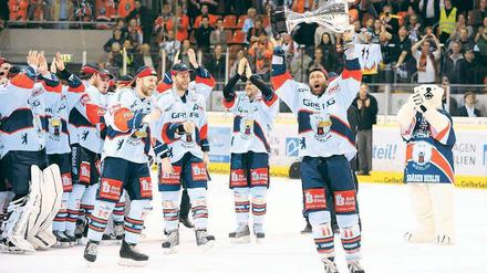 Ein gewohntes Bild. Sven Felski, seit 19 Jahren beim EHC Eisbären unter Vertrag, hat schon manchen Pokal gestemmt. 