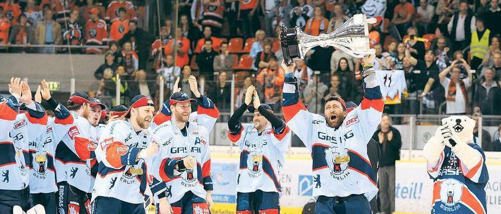 Ein gewohntes Bild. Sven Felski, seit 19 Jahren beim EHC Eisbären unter Vertrag, hat schon manchen Pokal gestemmt. 