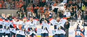 Ein gewohntes Bild. Sven Felski, seit 19 Jahren beim EHC Eisbären unter Vertrag, hat schon manchen Pokal gestemmt. 
