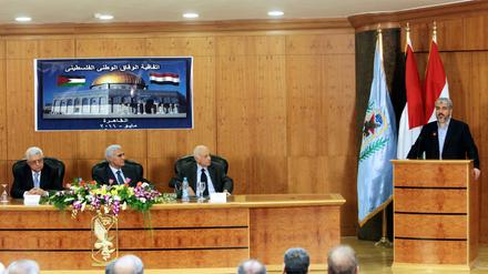 Mit einer offiziellen Zeremonie haben die Palästinenserorganisationen Fatah und Hamas ihr Versöhnungsabkommen besiegelt und nach eigenen Worten den Weg für einen gerechten Frieden geebnet.