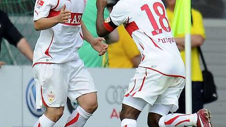 Die beiden VfB-Torschützen Zdravko Kuzamanovic (l.) und Cacau feiern den vorentscheidenden Sieg im Abstiegskampf.