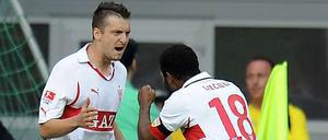 Die beiden VfB-Torschützen Zdravko Kuzamanovic (l.) und Cacau feiern den vorentscheidenden Sieg im Abstiegskampf.