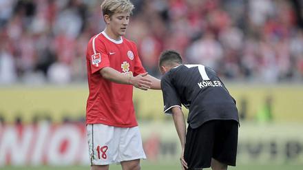 Trost vom Sieger: Mainz' Lewis Holtby versucht Frankfurts Benjamin Köhler aufzurichten.
