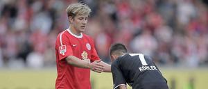 Trost vom Sieger: Mainz' Lewis Holtby versucht Frankfurts Benjamin Köhler aufzurichten.