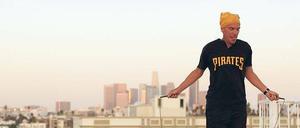 Im nächsten Leben. Tom Kummer, demonstrativ relaxed in Los Angeles. Seit ein paar Jahren jobbt er als Coach für Kleinfeldtennis. Und einen Sohn hat er auch. 