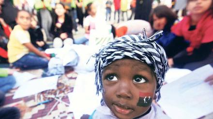 Irgendwie gibt es auch einen Alltag. Ein libyscher Junge am Rande der Freitagsgebete in Bengasi. Foto: Mohammed Salem/rtr