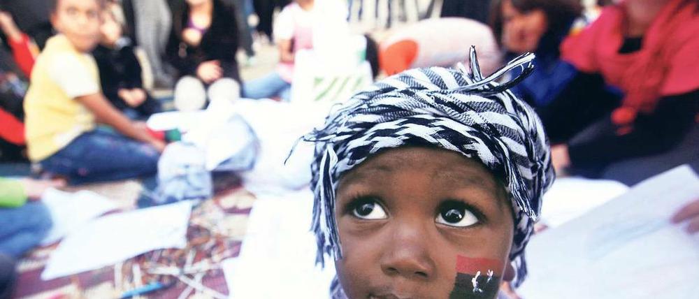 Irgendwie gibt es auch einen Alltag. Ein libyscher Junge am Rande der Freitagsgebete in Bengasi. Foto: Mohammed Salem/rtr