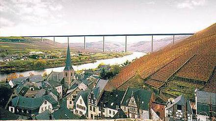 So könnte es aussehen. Computersimulation des geplanten Hochmoselübergangs bei Ürzig. Foto: dpa