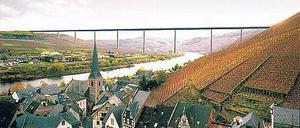 So könnte es aussehen. Computersimulation des geplanten Hochmoselübergangs bei Ürzig. Foto: dpa