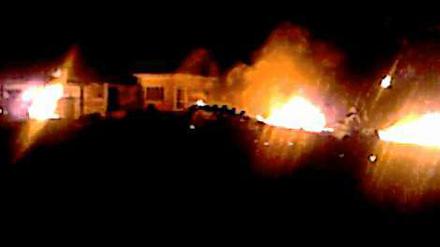 Erstürmt. Die Unterkunft von Osama bin Laden steht in Flammen - kurz nachdem die Attacke der US-Spezialkräfte begann.