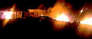 Erstürmt. Die Unterkunft von Osama bin Laden steht in Flammen - kurz nachdem die Attacke der US-Spezialkräfte begann.