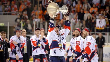 André Rankel fährt die Meistertrophäe spazieren. Auch wenn er im letzten Spiel kein Tor erzielte, so trug der 25-jährige gebürtige Berliner mit seinen Treffern in den Playoffs entscheidend mit zum Titelgewinn bei.