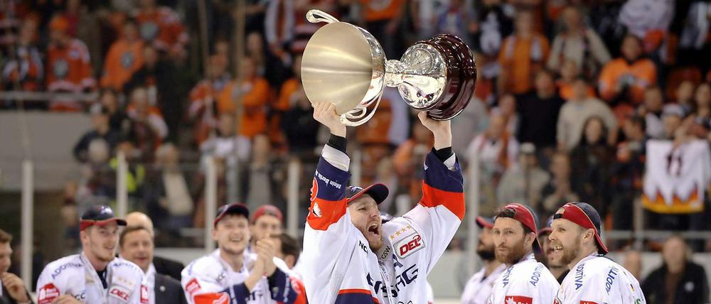André Rankel fährt die Meistertrophäe spazieren. Auch wenn er im letzten Spiel kein Tor erzielte, so trug der 25-jährige gebürtige Berliner mit seinen Treffern in den Playoffs entscheidend mit zum Titelgewinn bei.