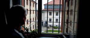 Ein Häftling in der Sicherungsverwahrung schaut in der Justizvollzugsanstalt Celle aus dem Fenster.