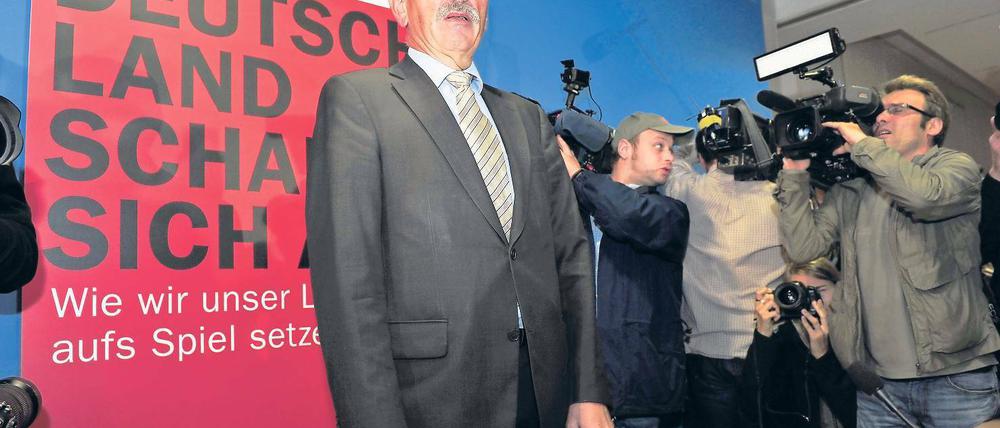 Spiel mit der SPD. Thilo Sarrazin im vergangenen August bei der Präsentation seines Buches. Foto: John MacDougall/AFP