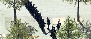 New York, 5. Mai 2011. Der amerikanische Präsident besucht Ground Zero und spricht mit Polizisten und Feuerwehrleuten, die beim Attentat am 11.9.2001 im Einsatz waren.