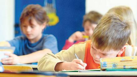 An die Arbeiten. Kommende Woche schreiben Berlins Drittklässler wieder Vergleichstests in Deutsch und Mathematik. Die Ergebnisse sollten nach Plänen des Bildungssenators künftig veröffentlicht werden. Doch so viel Transparenz wird es wohl nicht geben. Kritiker fürchten, dass Schulen in sozialen Brennpunkten sonst völlig ins Abseits geraten.