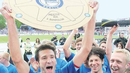 Die richtige Schale gibt’s später. Herthas Spieler um Kapitän Andre Mijatovic können auch mit einer schlechten Kopie feiern. Foto: dapd