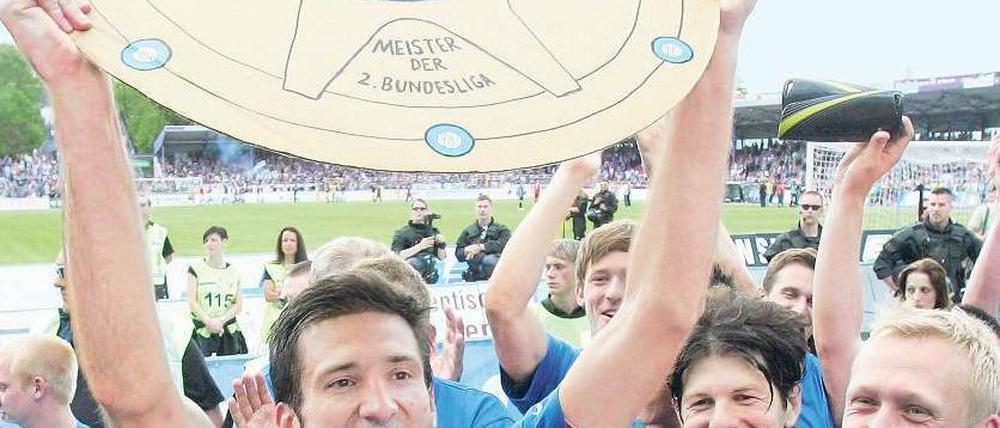 Die richtige Schale gibt’s später. Herthas Spieler um Kapitän Andre Mijatovic können auch mit einer schlechten Kopie feiern. Foto: dapd