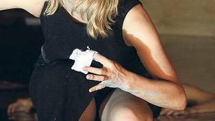 Angestrengt vom Hocker. Caroline Peters in „Das Werk/Im Bus/Ein Sturz“.
