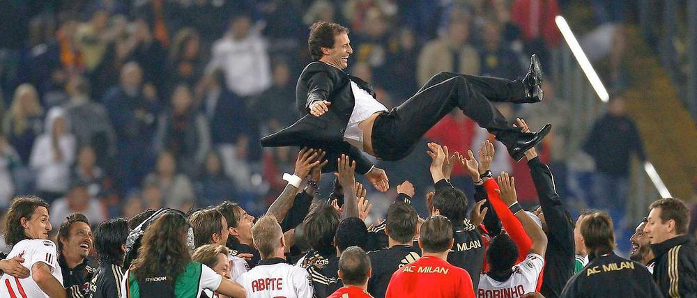 Zum Werfen schön. Die Spieler des AC Mailand feiern Meistertrainer Massimiliano Allegri.