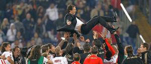 Zum Werfen schön. Die Spieler des AC Mailand feiern Meistertrainer Massimiliano Allegri.