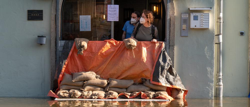 Passau: Sandsäcke gegen die Fluten der Donau, Masken gegen das Coronavirus.