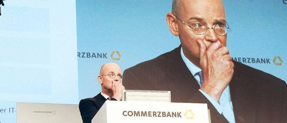 Nichts sagen. Commerzbank-Chef Martin Blessing sah sich heftigen Vorwürfen der Aktionäre ausgesetzt.
