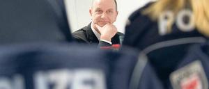 Zugehört. Mit der Polizeireform hat sich SPD-Innenminister Woidke Respekt verschafft. Foto: dapd/Klaus-Dietmar Gabbert