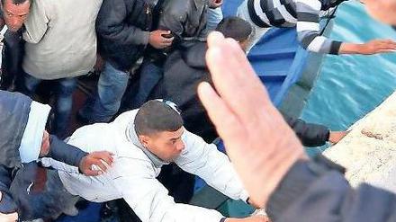 Sie haben es geschafft. Ein Flüchtlingsschiff aus Nordafrika legt auf der italienischen Insel Lampedusa an. Doch viele erreichen Italien nie. 