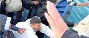 Sie haben es geschafft. Ein Flüchtlingsschiff aus Nordafrika legt auf der italienischen Insel Lampedusa an. Doch viele erreichen Italien nie. 