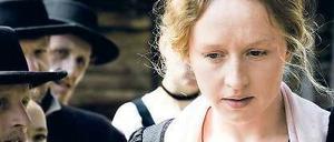 Ruf und Berufung. Die Hebamme Rosa Koelbl (Brigitte Hobmeier) geht unter den bösen Blicken der Dorfbewohner ihren eigenen Weg. Foto: ZDF