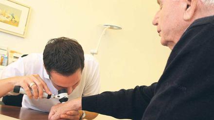 Spurensuche. Allein die Statistik sagt nichts über den Ärztebedarf aus, heißt es bei der Kassenärztliche Vereinigung. Denn diese berücksichtige nicht das Alter der Patienten in den einzelnen Stadtteilen. Wer alt ist, muss auch öfter zum Arzt. 