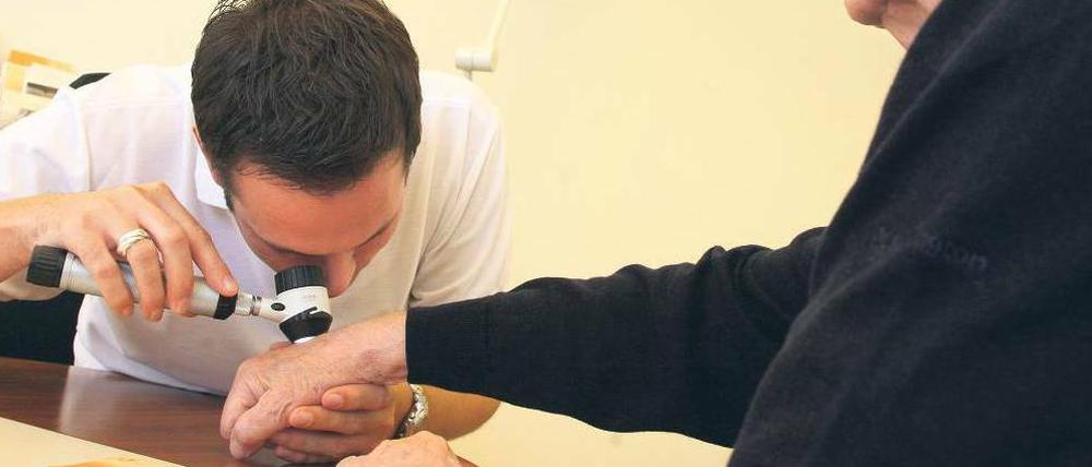 Spurensuche. Allein die Statistik sagt nichts über den Ärztebedarf aus, heißt es bei der Kassenärztliche Vereinigung. Denn diese berücksichtige nicht das Alter der Patienten in den einzelnen Stadtteilen. Wer alt ist, muss auch öfter zum Arzt. 