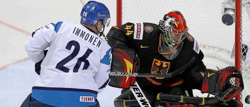 Blau-Weiß vor Schwarz. Die Deutschen unterlagen Finnland erst im Penaltyschießen.