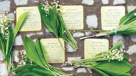 Unaufdringlich, aber eindringlich. In Charlottenburg wurden neue Stolpersteine verlegt. 