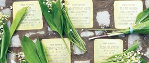 Unaufdringlich, aber eindringlich. In Charlottenburg wurden neue Stolpersteine verlegt. 