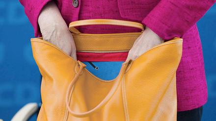 Die Hände in der Tasche - wo ist Merkels Souveränität geblieben.