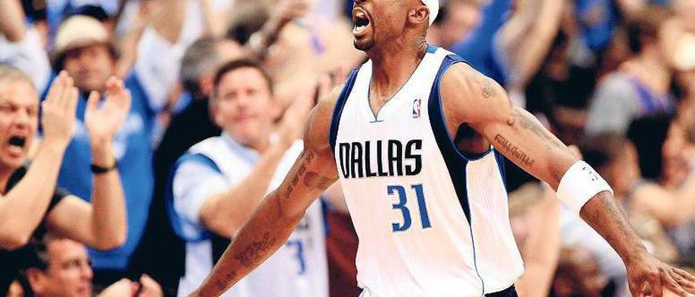 Dreier auf Dreier auf Dreier. Jason Terry traf neunmal aus der Distanz und ließ die Dallas-Fans schon frühzeitig jubeln. 