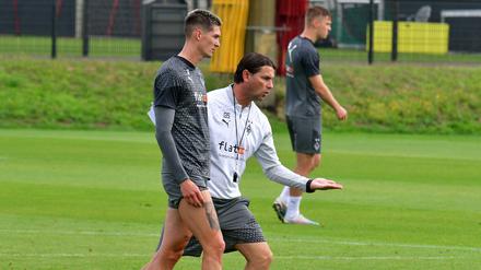 Ein Freund klarer Anweisungen. Gerardo Seoane erklärt Borussias neuem Stürmer Tomas Cvancara, was er von ihm sehen will.