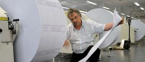 Ein Mitarbeiter des Landesamtes für Statistik in Düsseldorf prüft die Fragebögen für die Volkszählung.