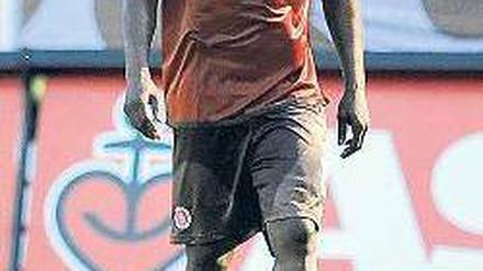 Nach unten. Asamoah könnte trotz Abstieg bei St. Pauli bleiben. Foto: Reuters